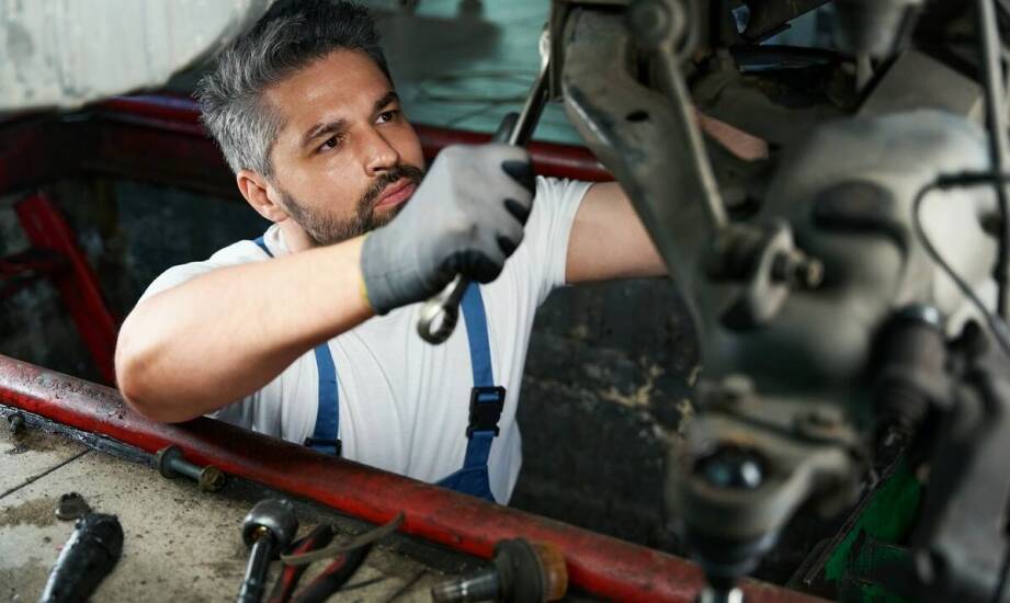 Zakres obowiązków mechanika samochodowego – jakie naprawy obejmuje serwis?