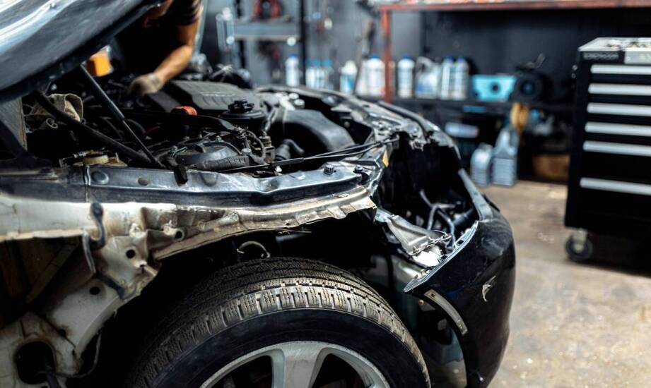 Jak przebiegają naprawy blacharsko-lakiernicze samochodów krok po kroku