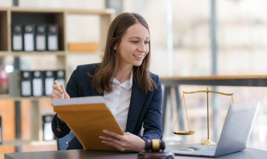 Jak wybrać adwokata i jakie usługi oferuje kancelaria prawna?