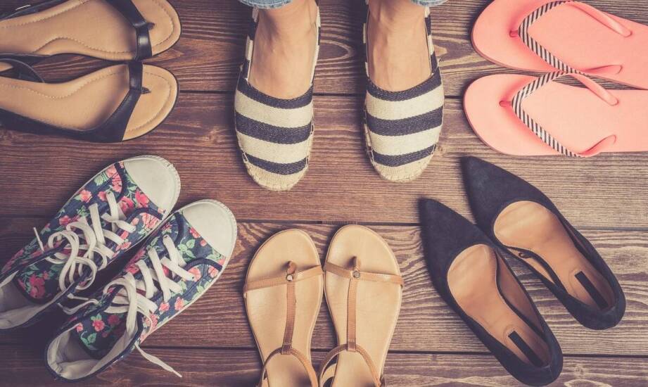 Sandały damskie na sezon letni – modne fasony i inspiracje stylizacyjne