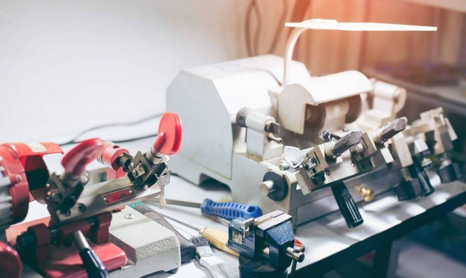 Jak działa tokarka CNC z podajnikiem i gdzie znajduje zastosowanie?