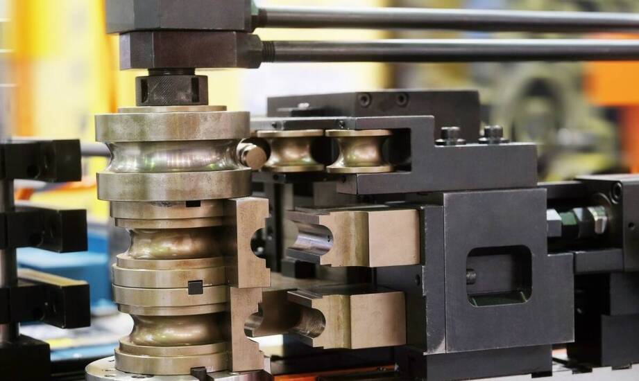 Jak działa tokarko frezarka CNC i jakie możliwości oferuje w obróbce