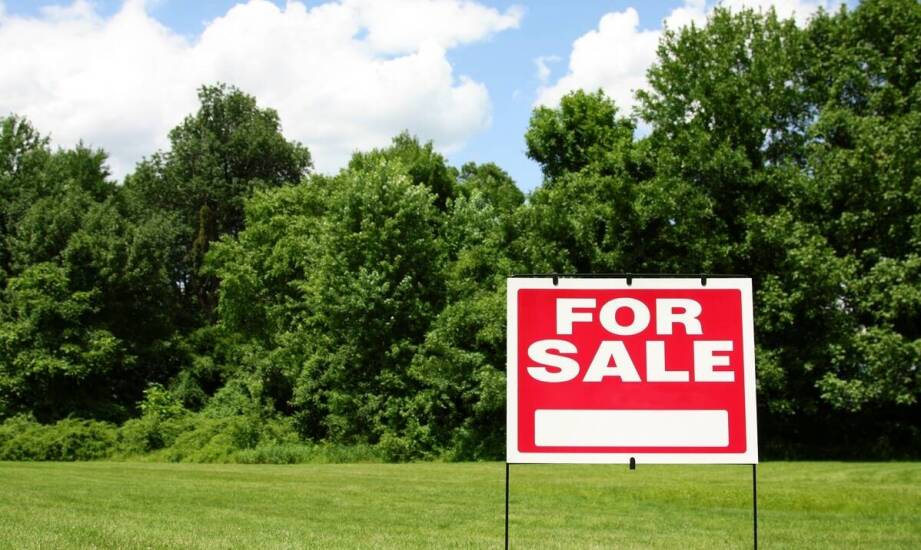 Jak przebiega proces sprzedaży działki i na co zwrócić uwagę przed transakcją