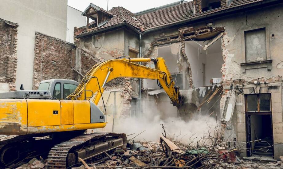 Jak przebiegają prace rozbiórkowe? Najważniejsze etapy i zasady