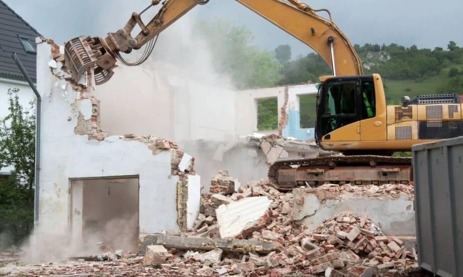 Jak przebiegają wyburzenia budynków i jakie technologie są stosowane?