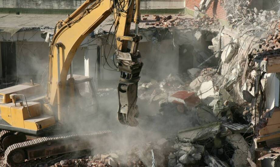 Jak przebiegają wyburzenia budynków i jakie etapy obejmuje cały proces