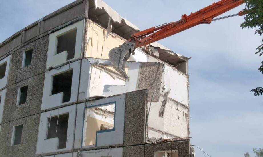 Jak przebiegają wyburzenia budynków – najważniejsze etapy i zasady