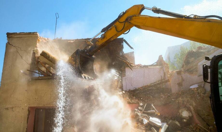 Jak przebiega rozbiórka budynków i co warto wiedzieć przed wyburzeniem