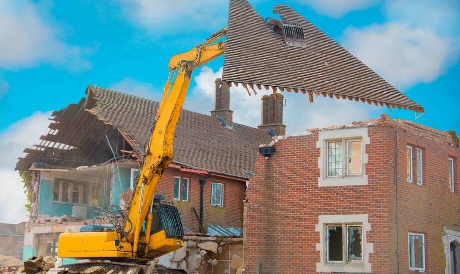 Jak przebiegają prace rozbiórkowe? Kluczowe informacje o wyburzeniach