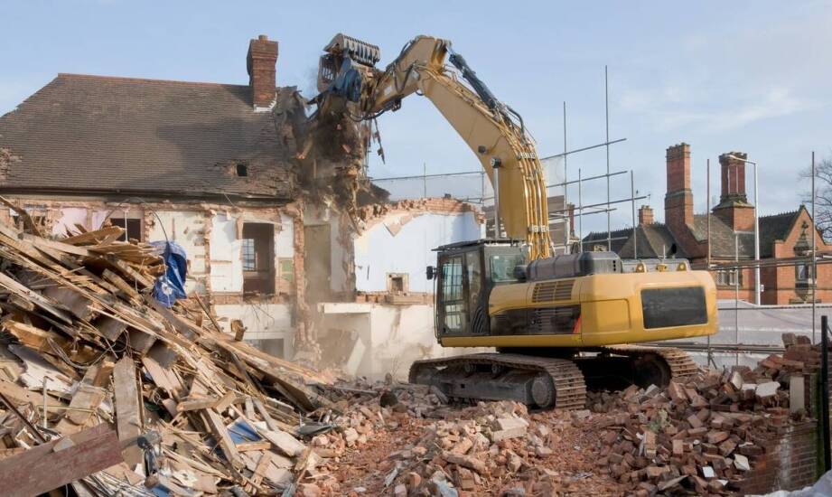 Jak przebiegają wyburzenia budynków i co warto wiedzieć przed rozbiórką