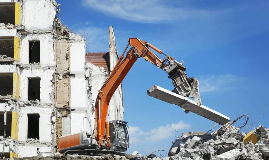 Jak przebiega proces rozbiórki budynków oraz jakie są etapy wyburzeń