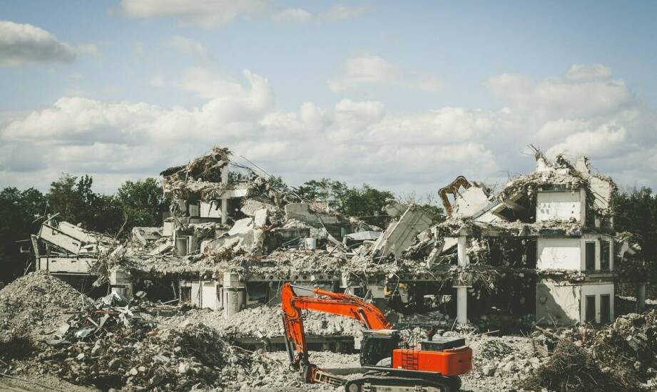 Wyburzenia budynków – najczęstsze powody, proces i wymagane pozwolenia