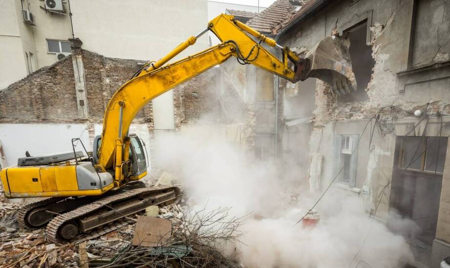 Bezpieczne wyburzenia budynków – najważniejsze zasady i etapy prac