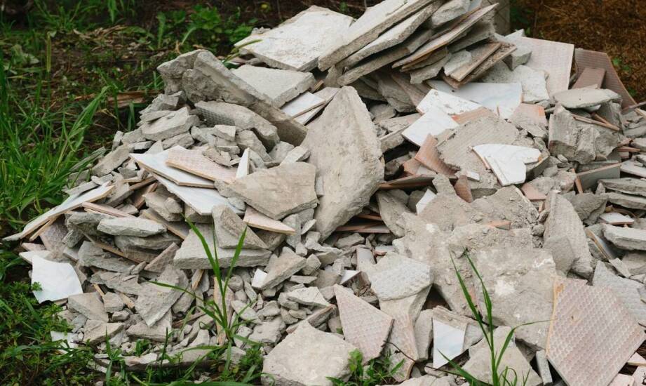 Jak wyglądają etapy rozbiórki budynków i na co zwrócić uwagę przed startem