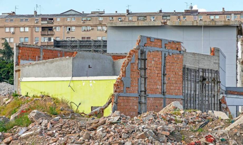 Jak przebiegają rozbiórki budynków i co warto wiedzieć przed rozpoczęciem