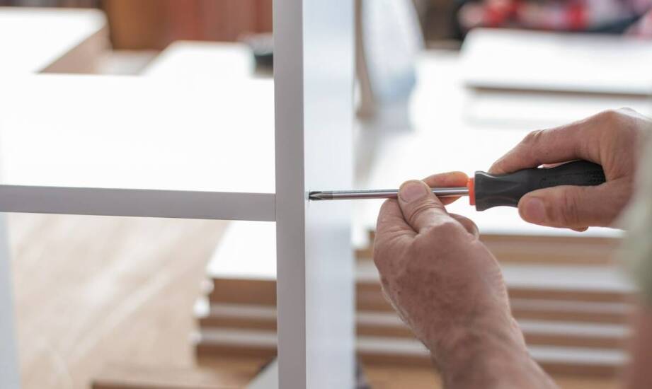 Sposoby na odświeżenie frontów meblowych – sprawdzone techniki renowacji