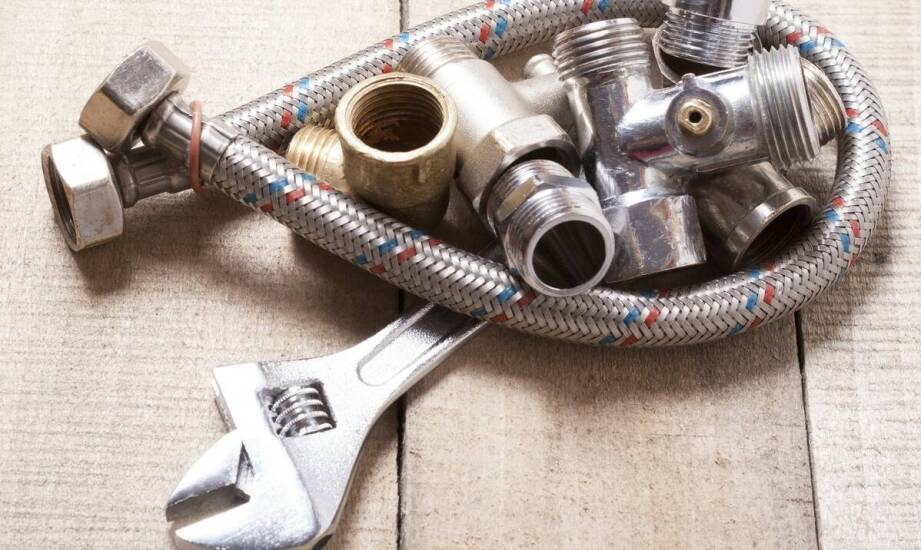 Jak przebiegają instalacje wodno-kanalizacyjne, gazowe i centralnego ogrzewania