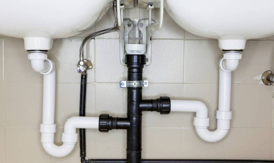 Instalacje wodno-kanalizacyjne i gazowe – najważniejsze informacje przed wyborem