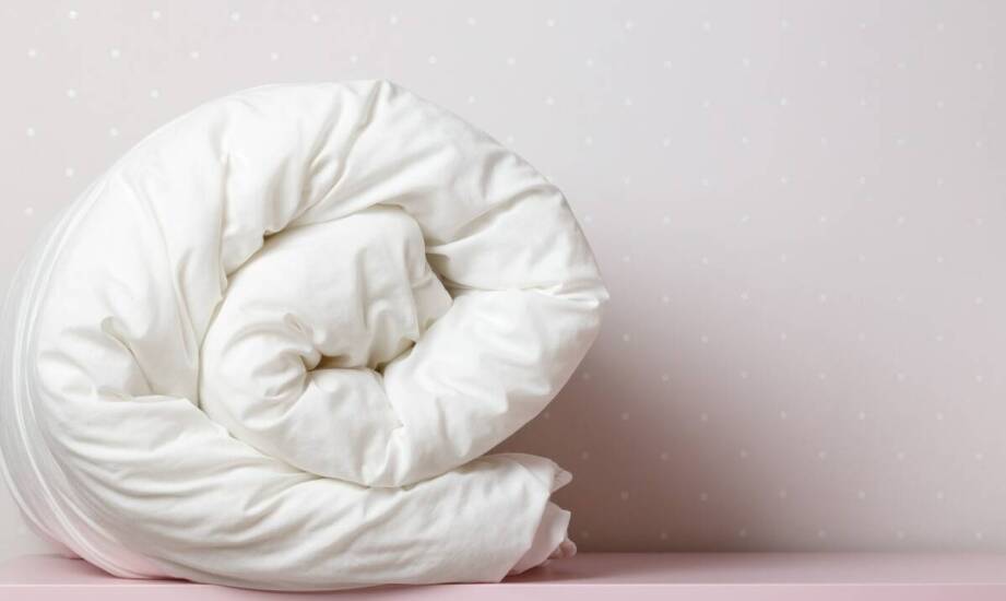 Jak wybrać kołdrę i poduszkę do łóżeczka – praktyczne wskazówki dla rodziców