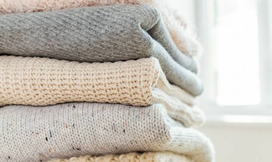 Miękkie i ciepłe koce – jak wybrać idealny model do domu?
