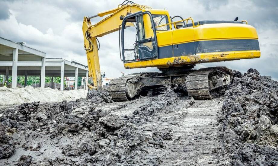 Jak przebiegają prace ziemne z użyciem koparko-ładowarki? Sprawdź zastosowania