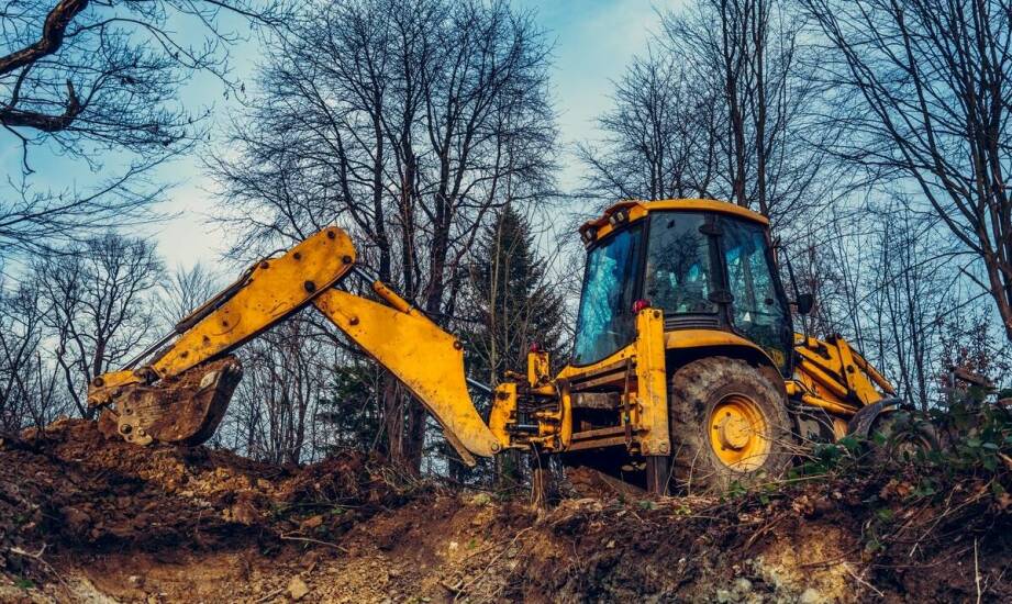 Jak przebiega wynajem koparko-ładowarki i na co zwrócić uwagę przed decyzją