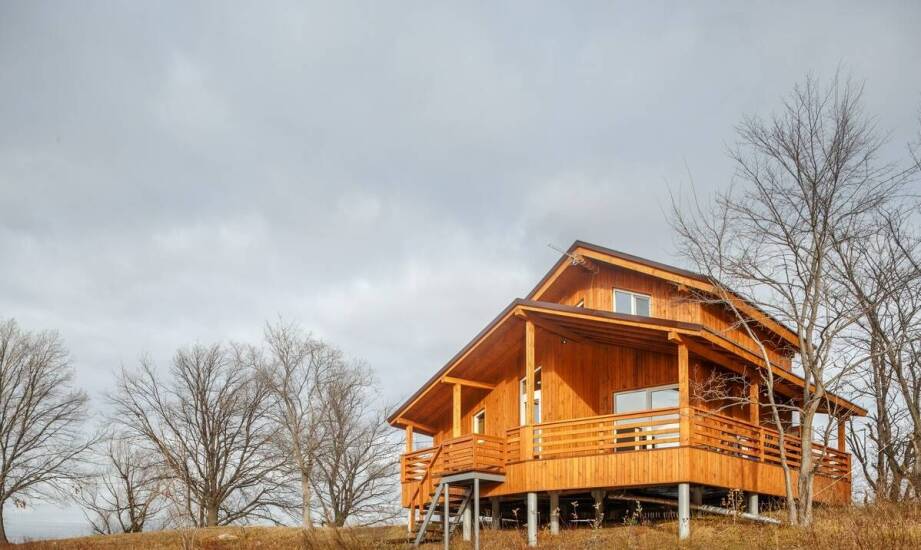 Całoroczne domy drewniane – zalety, koszty i praktyczne rozwiązania