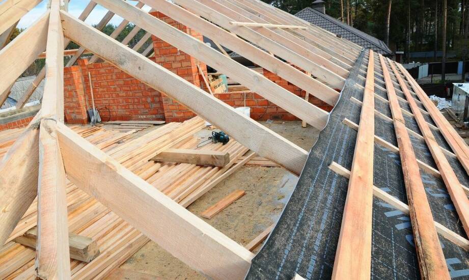 Montaż więźby dachowej krok po kroku – najważniejsze etapy i wskazówki
