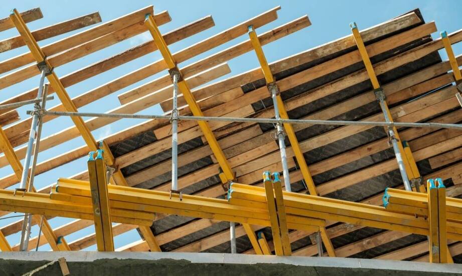 Jak przebiega montaż więźby dachowej? Kluczowe etapy i wskazówki
