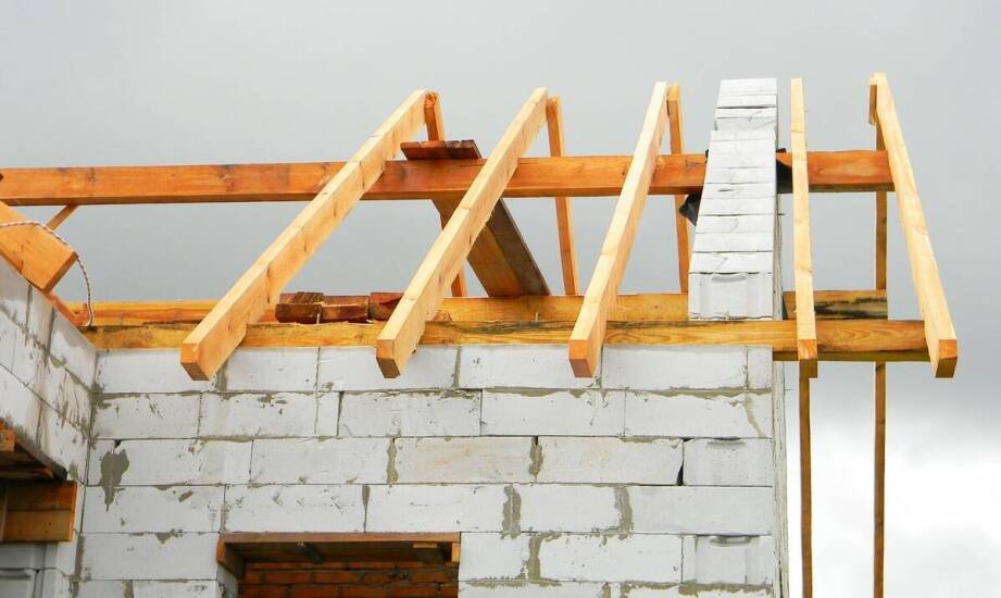 Jak wygląda montaż więźby dachowej? Etapy i najważniejsze zasady