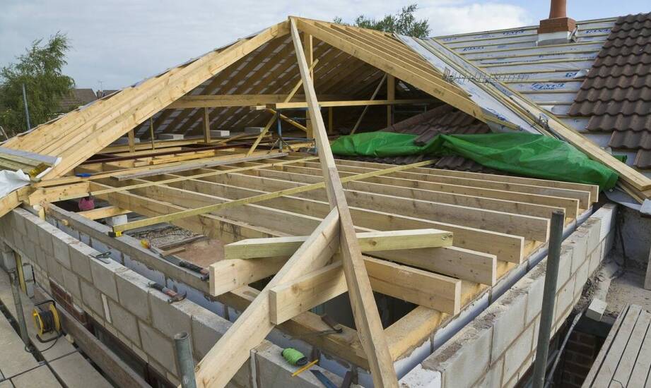 Najważniejsze etapy montażu więźby dachowej – praktyczne wskazówki i zasady