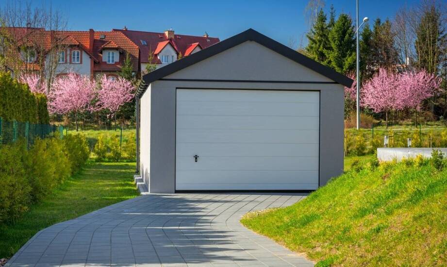 Wiaty samochodowe – praktyczne rozwiązania chroniące pojazdy przed pogodą