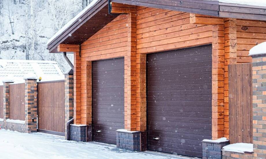 Garaże drewniane – najważniejsze zalety, wady i inspiracje do budowy