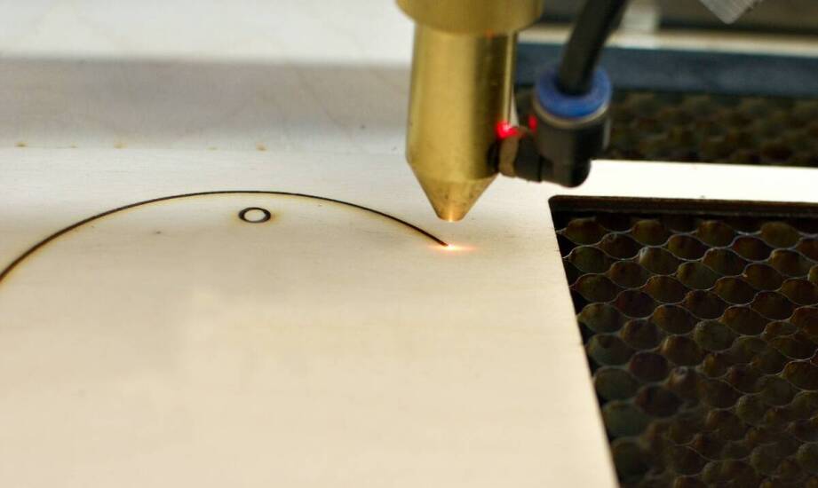 Na czym polega wycinanie laserowe i jakie ma zastosowania w przemyśle?