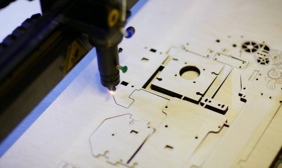 Jak działa wycinanie laserowe? Zastosowania i zalety technologii laserowej