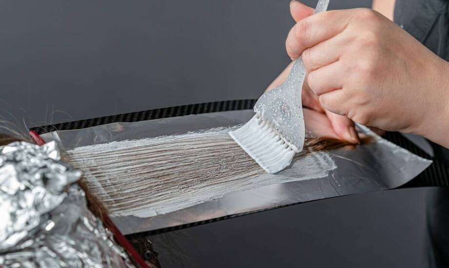 Wycinanie folii samoprzylepnej ploterem – na czym polega i jakie daje możliwości