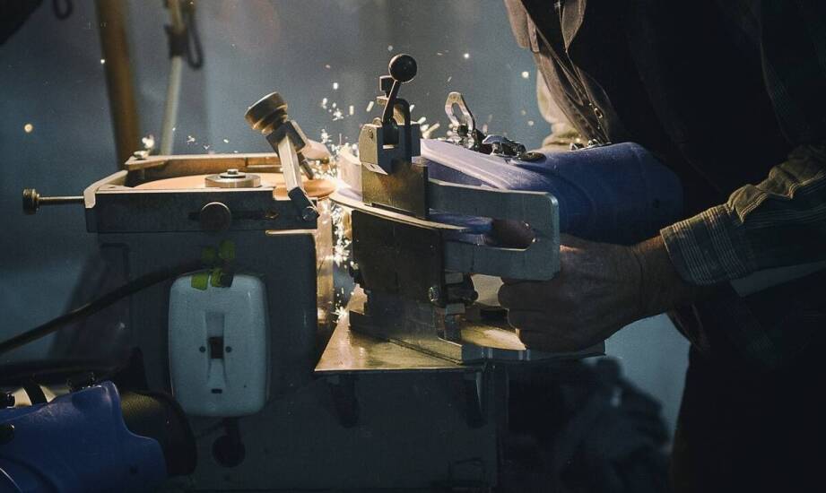 Frezowanie CNC – zastosowania, korzyści i etapy procesu obróbki