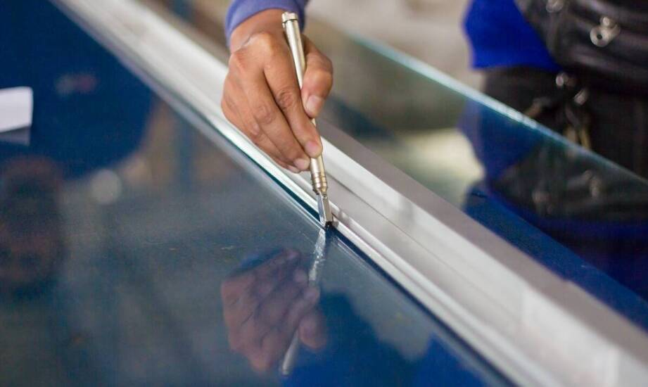 Zalety oklejania szyb i witryn sklepowych — praktyczne zastosowania folii