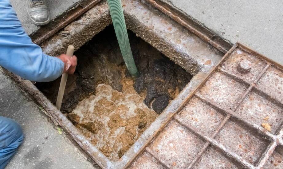 Jak przebiega skuteczne odwodnienie terenu – najważniejsze informacje i etapy