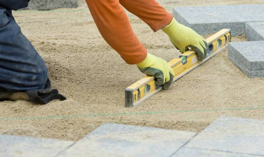 Jak przebiega układanie kostki brukowej? Etapy i najważniejsze zasady