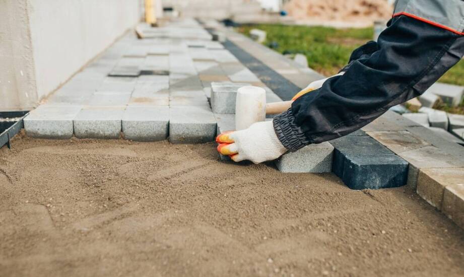 Jak przebiega układanie kostki brukowej? Najważniejsze etapy i porady