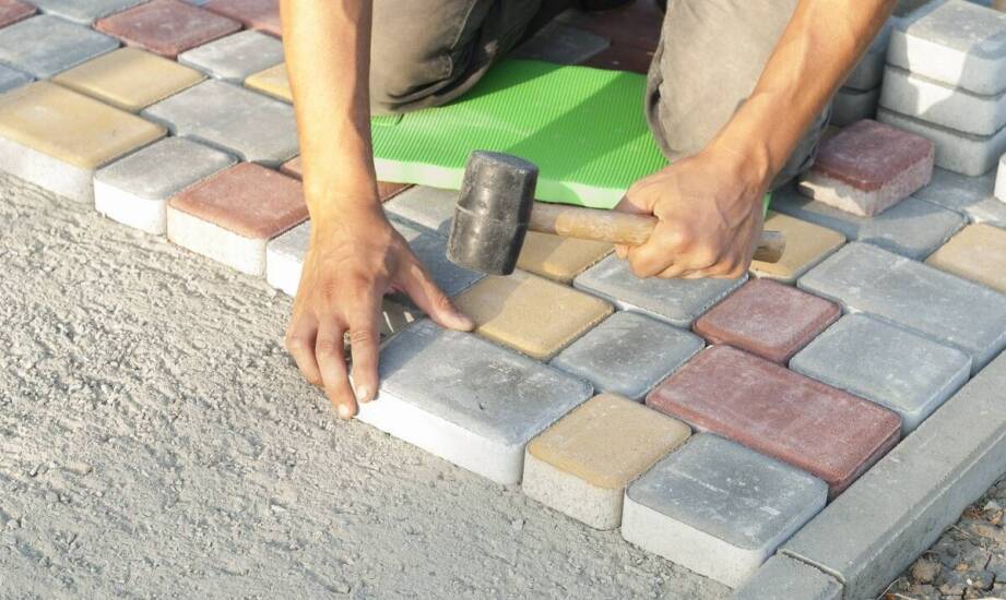Na co zwrócić uwagę przy układaniu kostki brukowej – praktyczne wskazówki