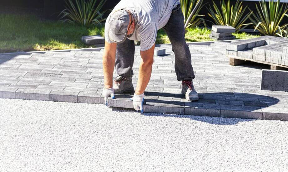 Jak przebiega układanie kostki brukowej i o czym warto pamiętać?