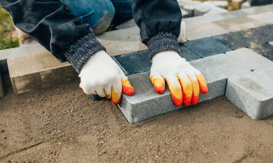 Jak przebiega układanie kostki brukowej? Praktyczne wskazówki i etapy