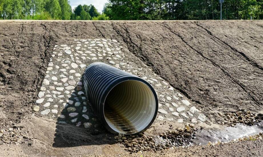 Odwodnienie terenu – skuteczne metody zabezpieczenia działki przed wilgocią