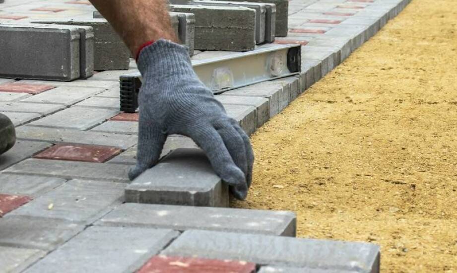 Jak przebiega układanie kostki brukowej i na co zwrócić uwagę przed startem
