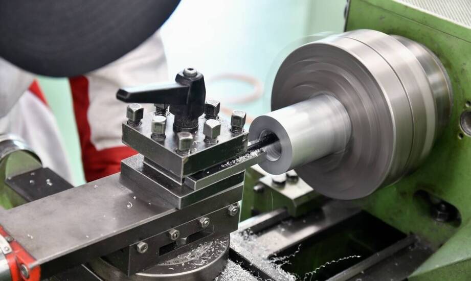 Jak działa toczenie na tokarkach CNC – najważniejsze informacje i zastosowania