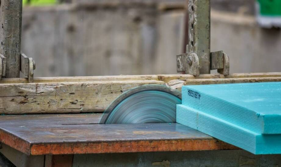 Jak działa cięcie na pile taśmowej i jakie ma zastosowania w praktyce