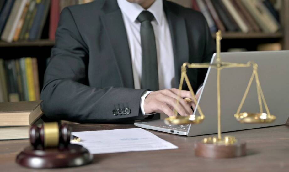 Jak wybrać adwokata i na co zwrócić uwagę przy poszukiwaniu pomocy prawnej