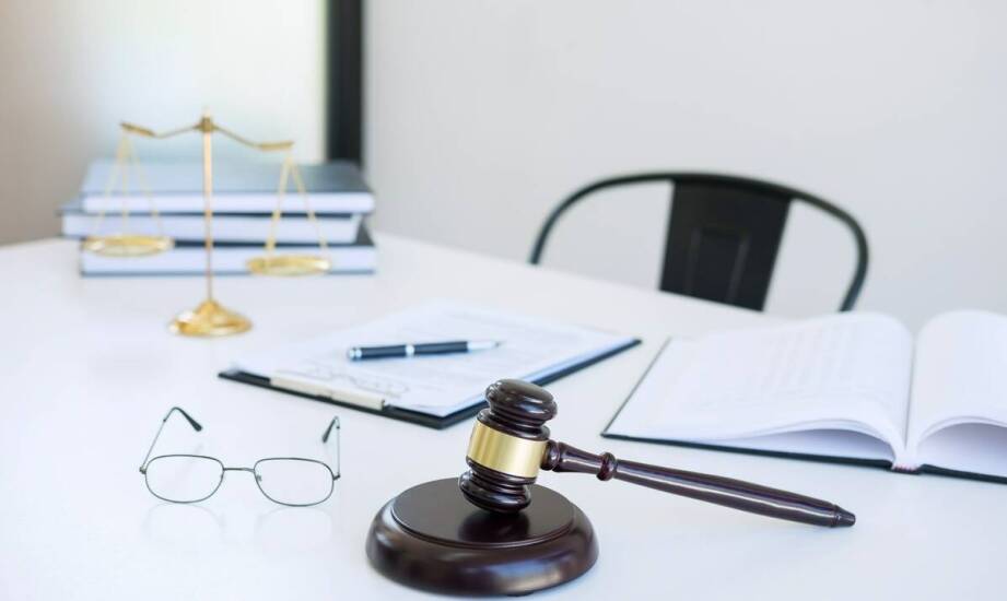 Jak działa kancelaria prawna i jakie korzyści niesie współpraca z prawnikiem